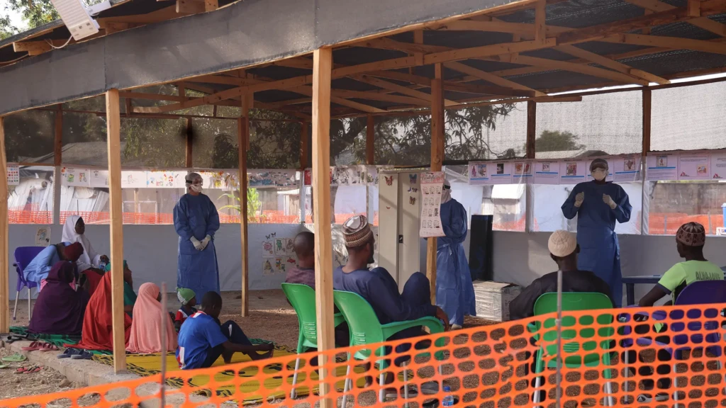 El apoyo en salud mental es una parte importante del tratamiento de la fiebre de Lassa en el centro de tratamiento de fiebre de Lassa, apoyado por MSF. Bauchi, Nigeria.