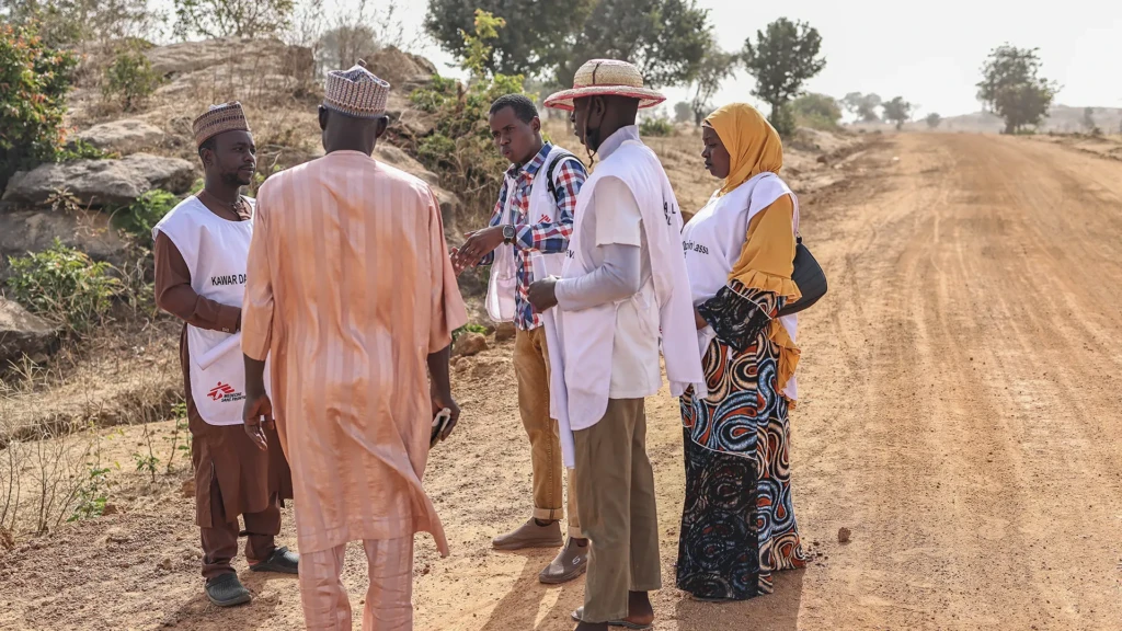 Un equipo de promotores de salud se prepara para ingresar a la comunidad de Yarwa, en el Área de Gobierno Local de Toro, estado de Bauchi.