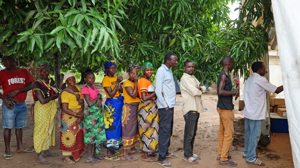 Un grupo de personas esperando frente a una clínica móvil de Médicos Sin Fronteras en Alua Velha, distrito de Eráti, provincia de Nampula.