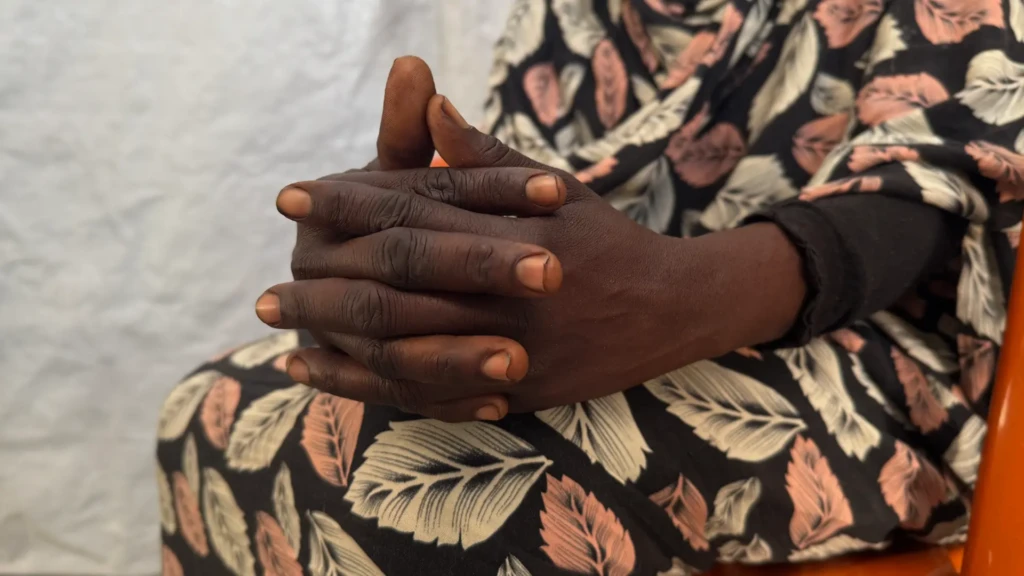 Amina*, huyó de El Fasher, Darfur Norte, tras intensificarse los combates entre grupos armados. Mientras escapaba con sus hijos, fue violada por hombres armados.