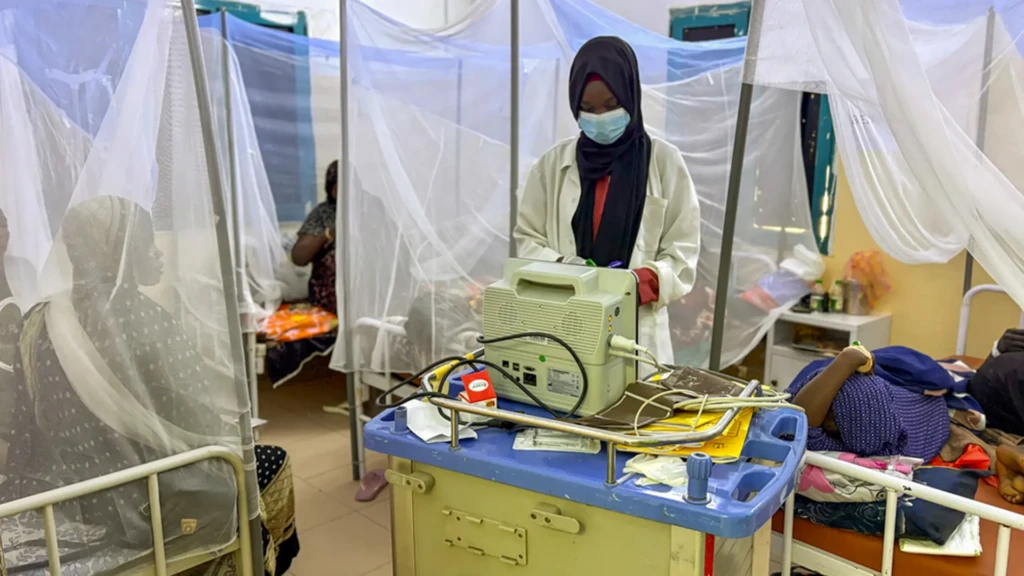 Un personal médico está vigilando la pantalla del monitor mientras revisa los signos vitales de un paciente en la sala de maternidad del hospital.
