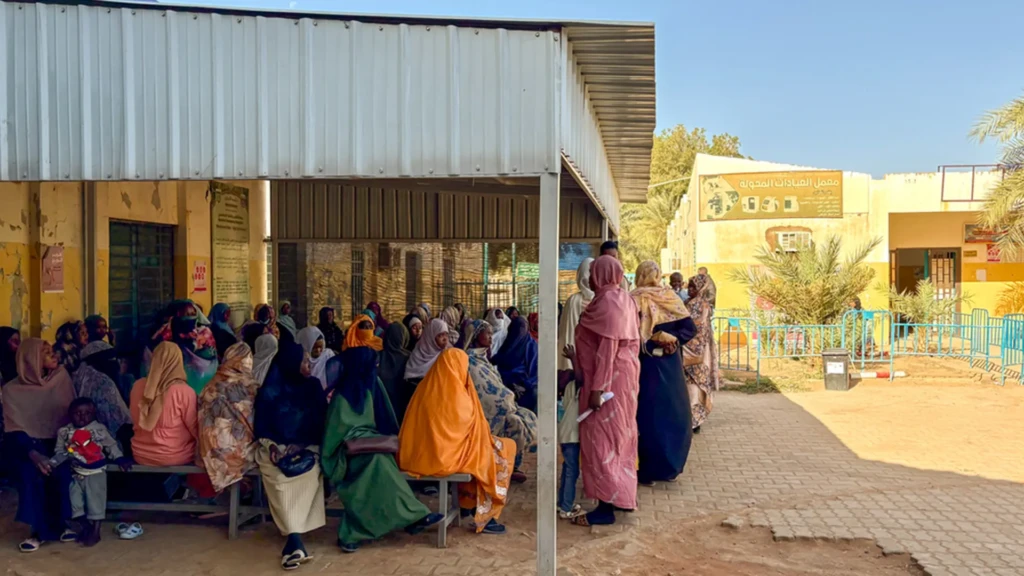 Vista de la concurrida sala de espera en la entrada principal del Hospital Universitario Bashair.