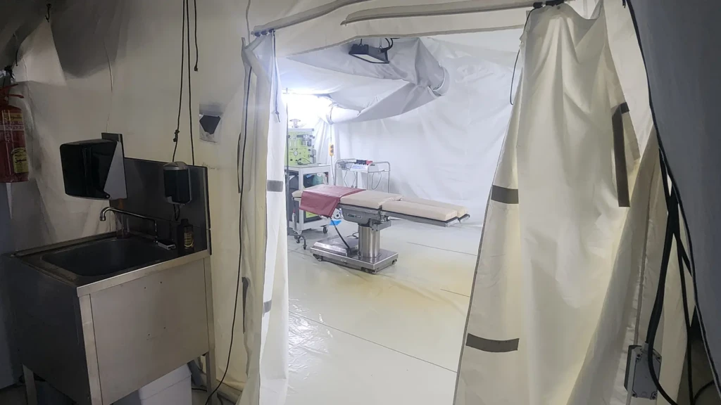 Quirófano dentro de un hospital de campaña móvil en Deir Al-Balah. Gaza, Palestina, febrero de 2026.