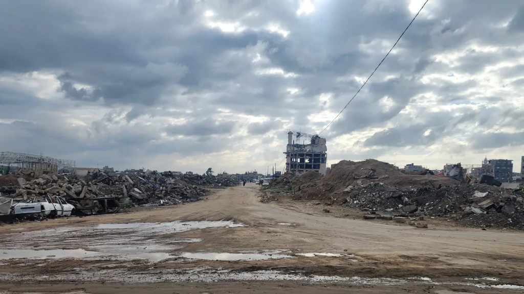 El equipo de atención de heridas a domicilio se traslada a la oficina del PHCC. Deir Al-Balah. Gaza, Palestina, febrero de 2026.