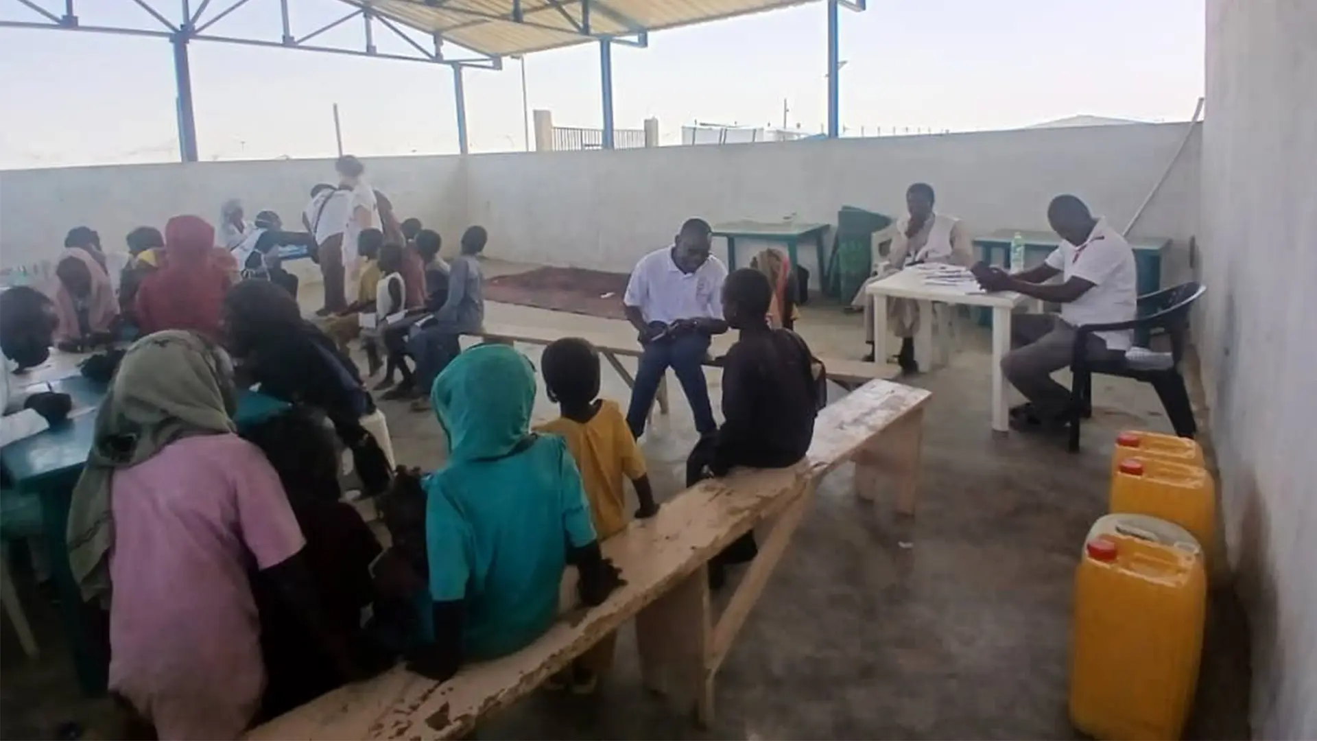 Equipos de MSF brindan apoyo a la población refugiada que huyó de la violencia en Darfur en el campo de tránsito de Tine, Chad.
