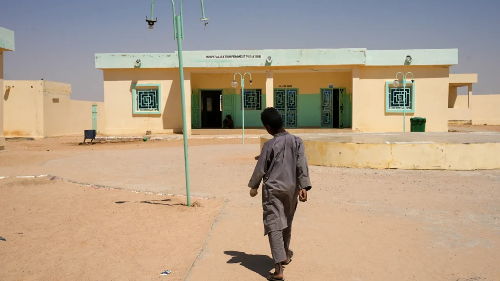 Un niño camina frente a un centro de salud en Tine, Chad, junio de 2025.