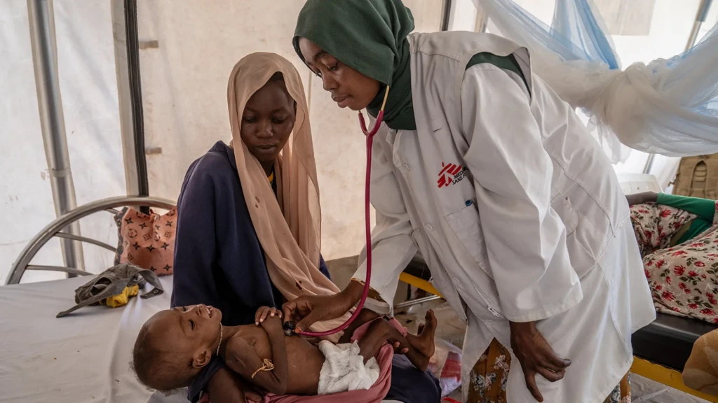 Mona, de tres años y que pesa solo 5,3 kg, dentro de la sala de desnutrición aguda severa del Hospital de París gestionado por MSF en Tawila.