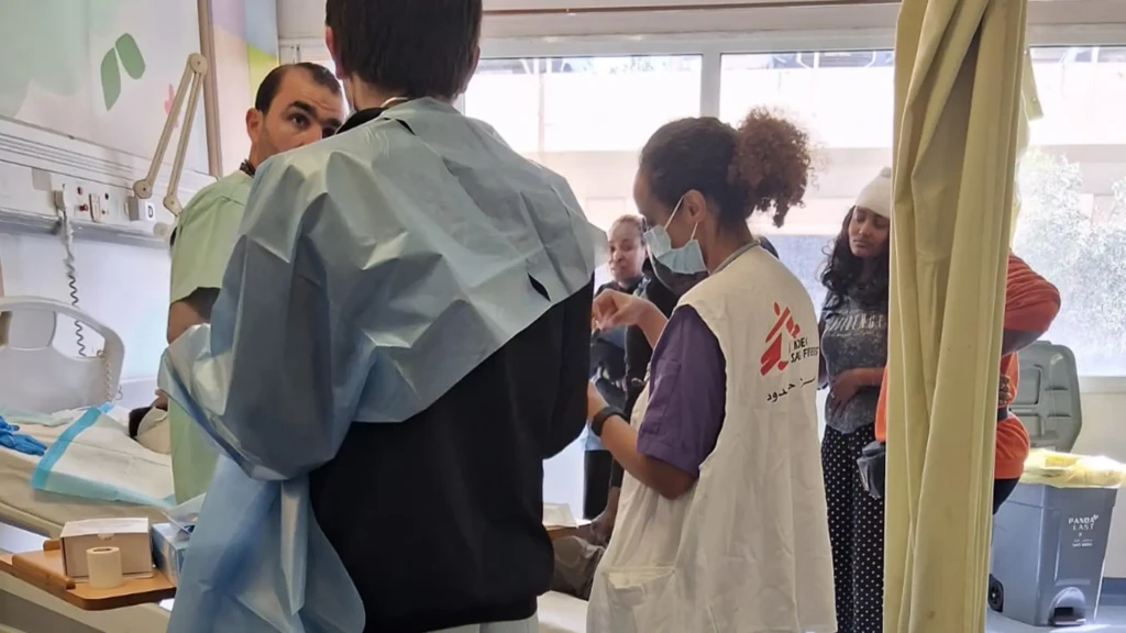 Alrededor de las 14:00 del domingo 5 de abril, las fuerzas israelíes atacaron una zona residencial densamente poblada de Beirut, a pocos metros del Hospital Público Rafik Hariri, donde brindamos apoyo en urgencias.