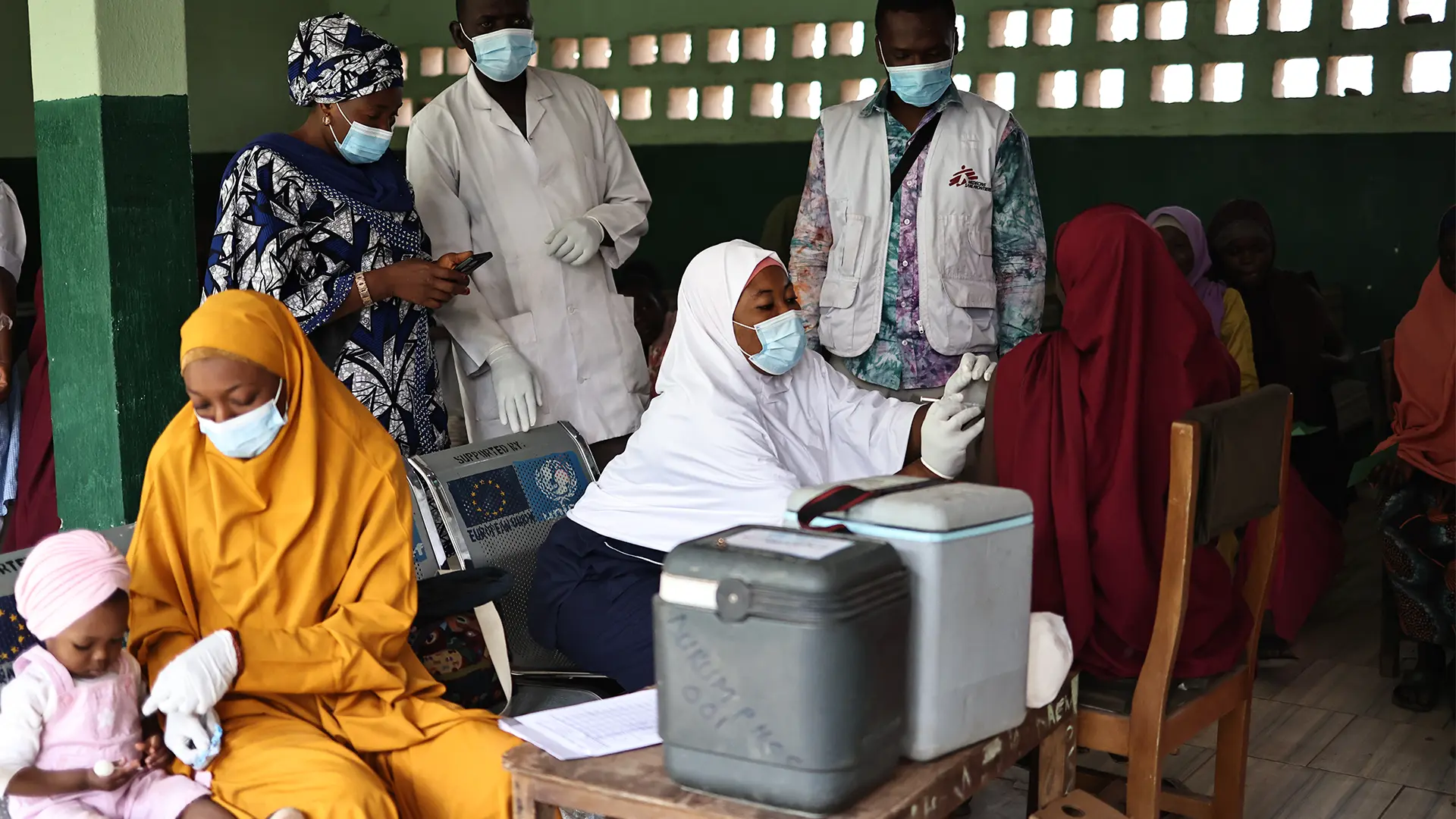 Una trabajadora del Ministerio de Salud administra una dosis de la vacuna contra la difteria a una mujer en el centro de atención primaria de Gudum, durante una campaña de vacunación contra la difteria apoyada por MSF en el estado de Bauchi.