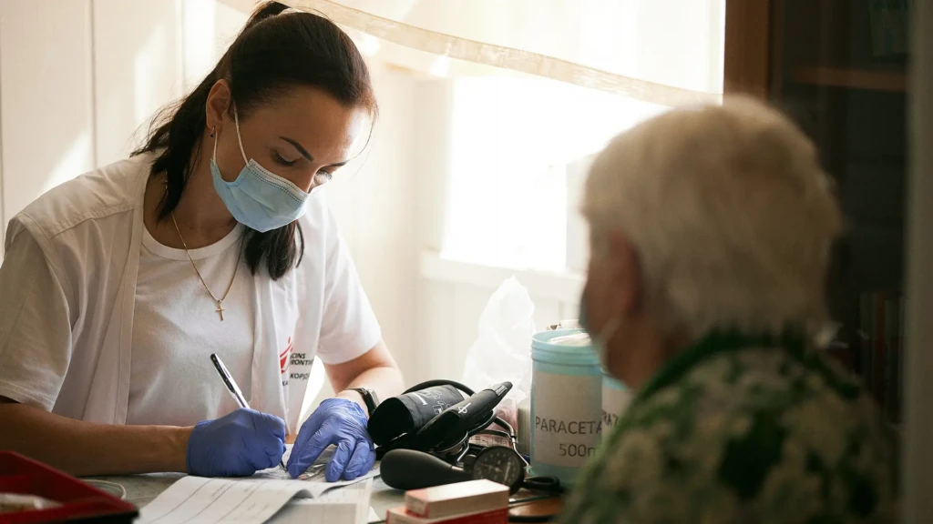 Nadiia, de 70 años, asiste a una consulta médica en una clínica móvil de MSF en Chornomorka, región de Mykolaiv.