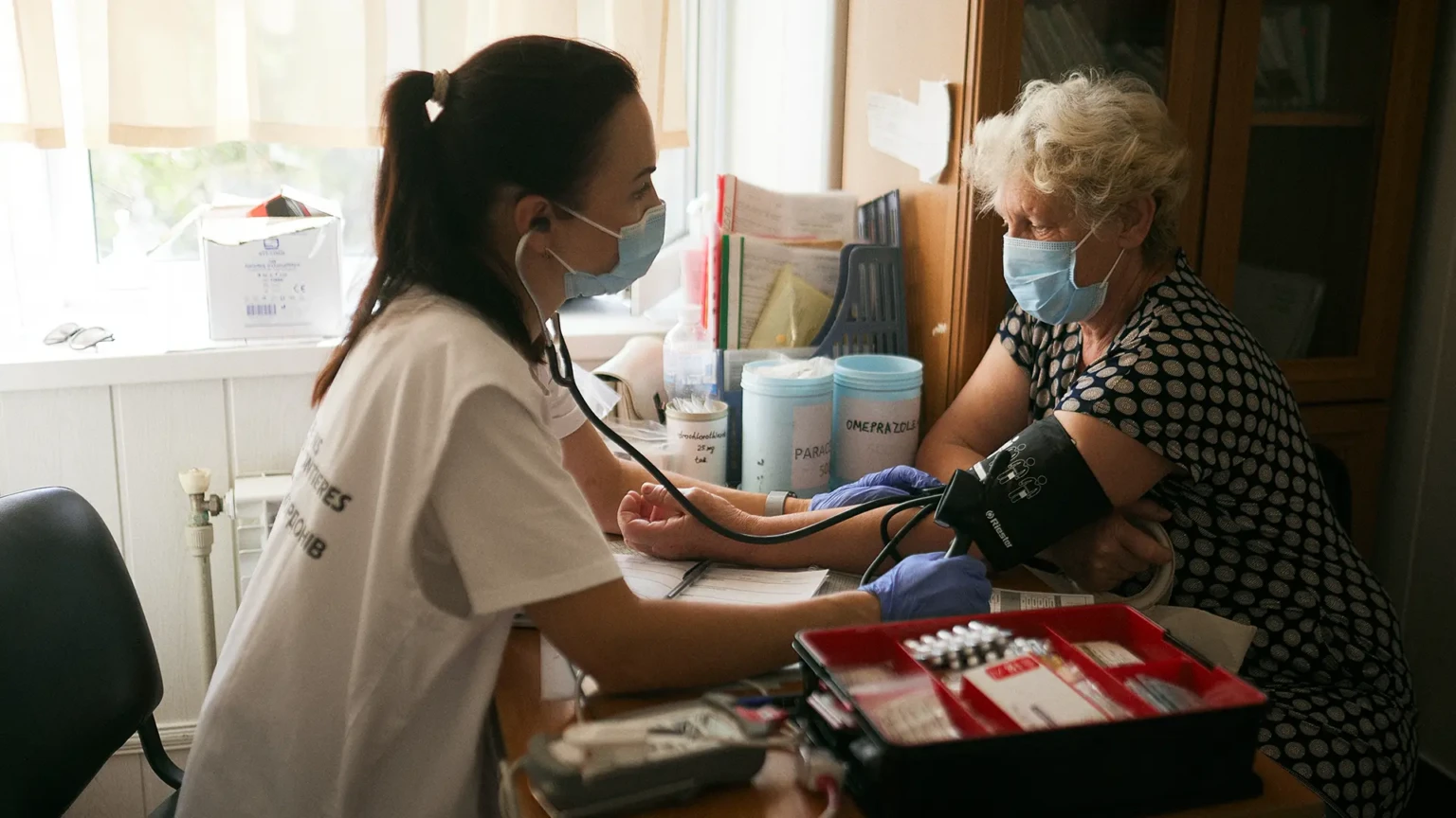 Anna Nadobko, 61 años, es examinada por uno de nuestros equipos móviles en Chornomorka, en la región de Mikolaiv.