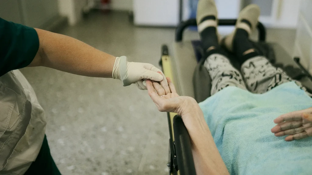 El equipo médico de MSF realizó una exploración rutinaria a Svitlana, una mujer de 67 años y la ingresó en el hospital de día.