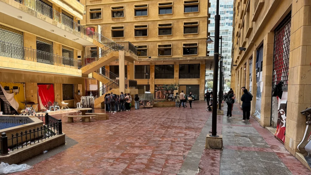 En el sur de Beirut, la gente se desplaza constantemente entre sus refugios y hogares, recogiendo lo que puede y preparándose para regresar a los lugares de desplazamiento si la situación empeora.