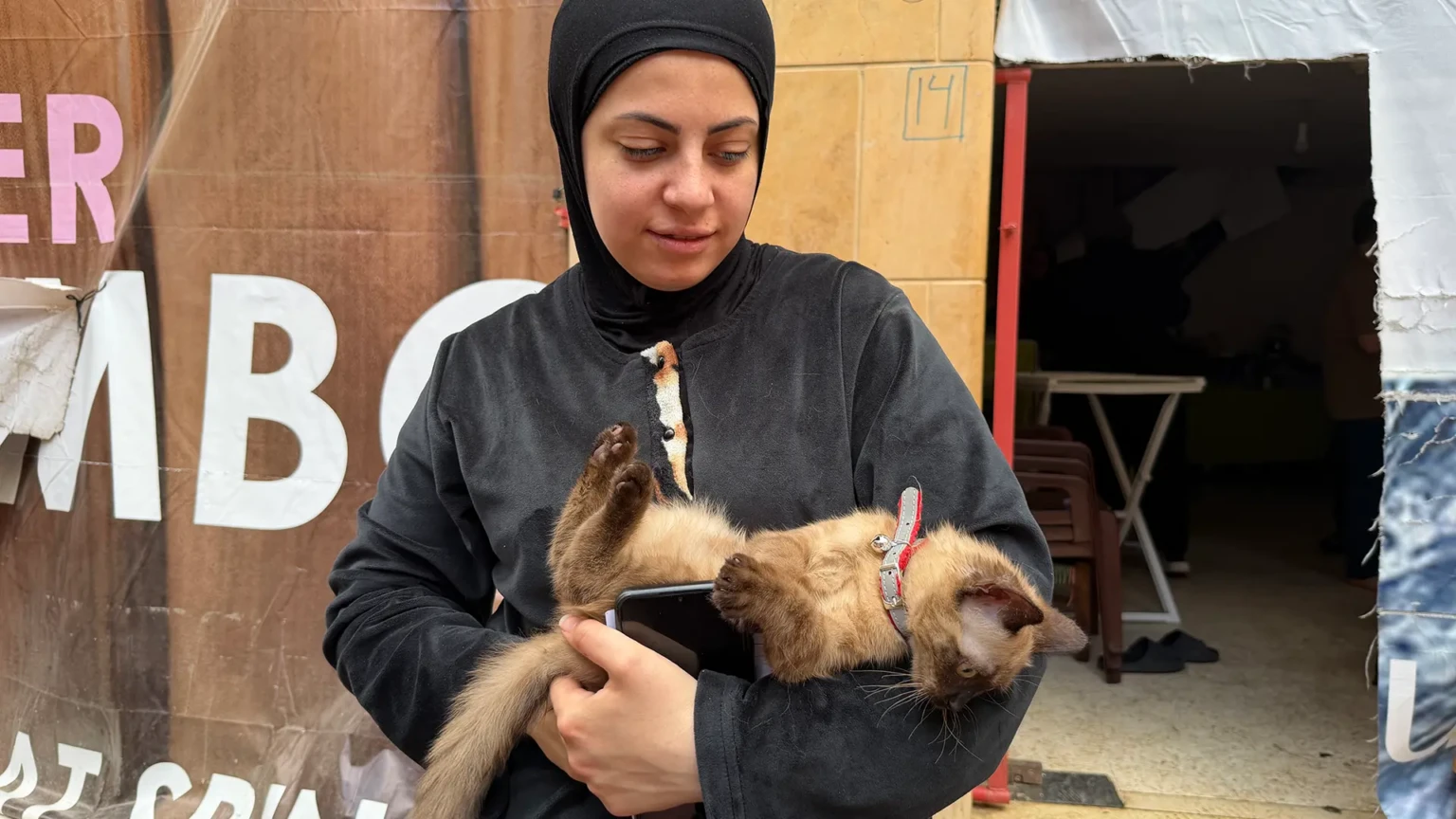 Una habitante de Líbano con su mascota.