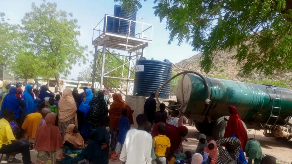 La población desplazada de la comunidad de Ngoshe se congregan a la llegada de un camión cisterna de MSF a Pulka, en el distrito de Gwoza, estado de Borno, Nigeria.