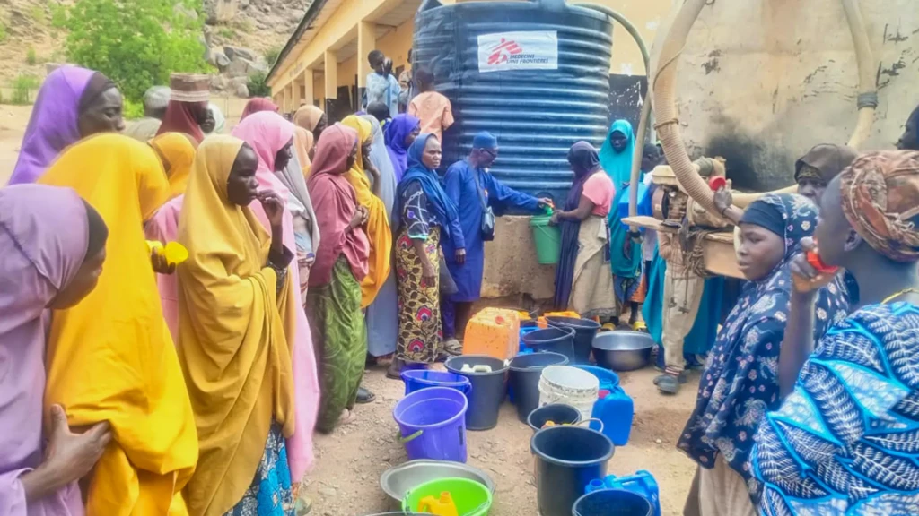 La población desplazada de la comunidad de Ngoshe recogen agua de los tanques proporcionados por MSF en la ciudad de Pulka, estado de Borno, Nigeria.