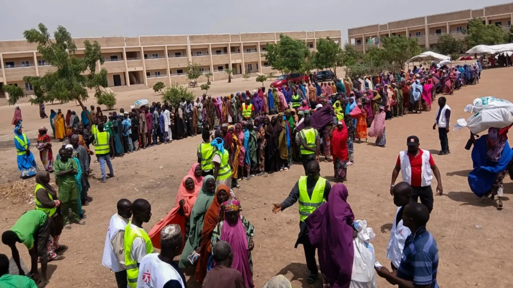 Personas desplazadas de la comunidad de Ngoshe hacen fila en un punto de distribución de MSF para recibir paquetes de ayuda no alimentaria en Pulka, estado de Borno, Nigeria.