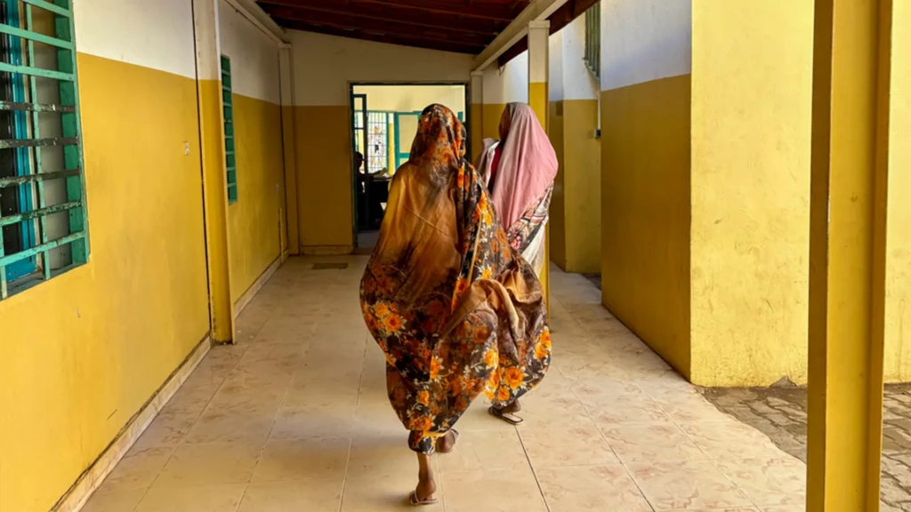 Dos mujeres caminan por un pasillo del Hospital Universitario Bashair. Sudán.