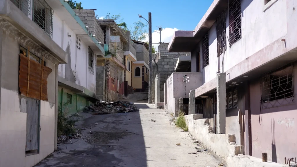 Vista de una calle vacía, en el barrio de Solino, Puerto Príncipe. A principios de 2024, un grupo armado tomó el control de la zona y la vació de su población. En verano de 2025, este grupo se retiró de la zona y la gente empezó a regresar poco a poco.
