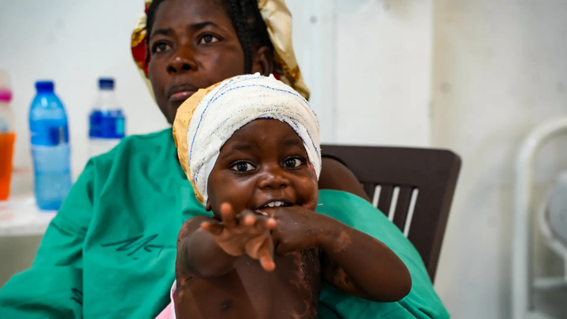 Venski, de 2 años, en el regazo de su madre Marie, en el hospital de MSF en Tabarre, Haití. Es un paciente tratado por quemaduras. © Marx Stanley Léveillé/MSF