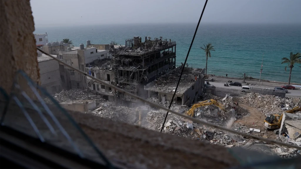 Vista de la costa de Sour, en el sur del Líbano, y la destrucción causada por los bombardeos masivos durante los 46 días de los ataques israelíes en Líbano.