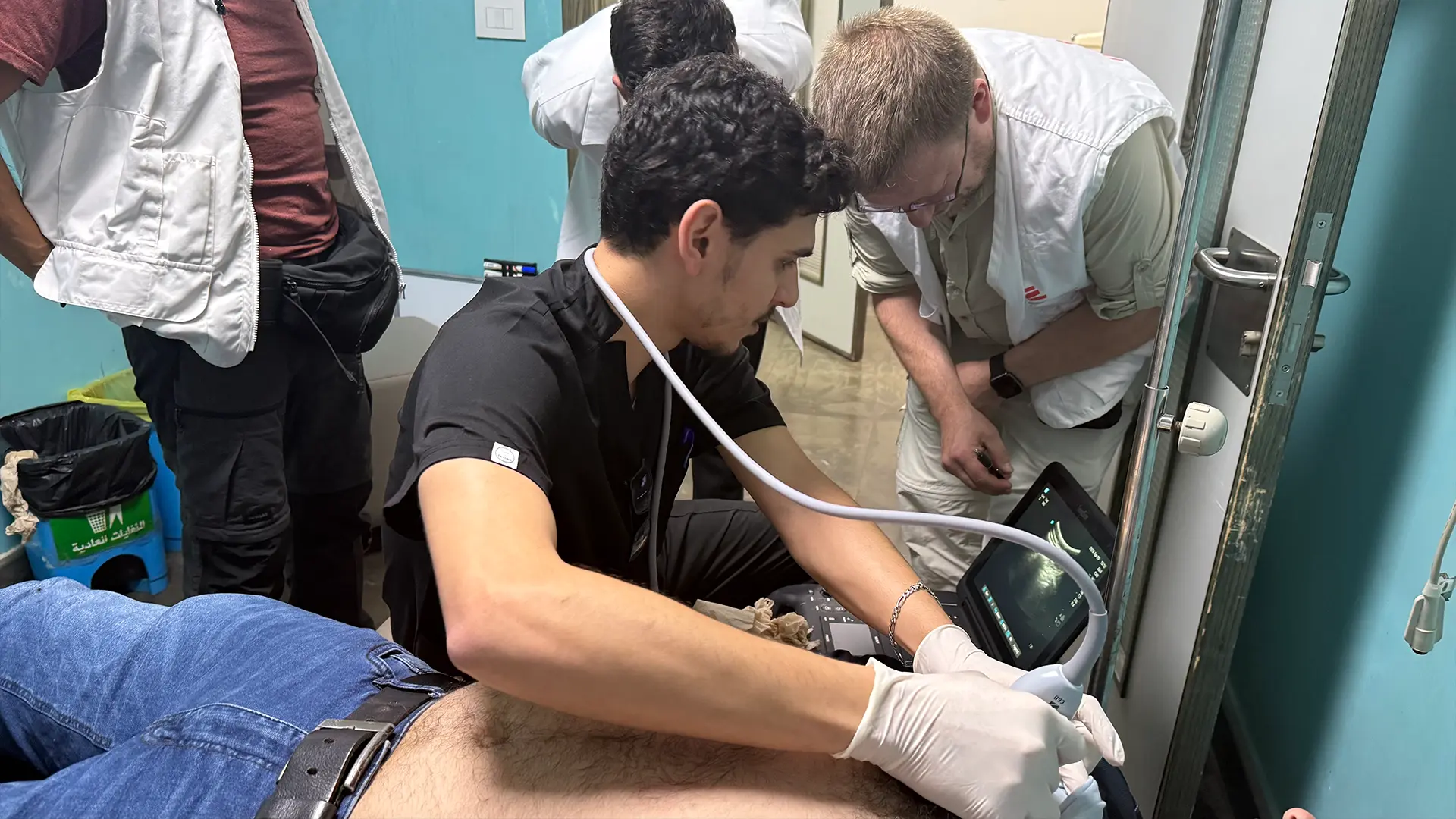 Equipo médico de MSF trabajando con el personal del Ministerio de Salud Pública en el hospital Jabal Amel, Sour, sur del Líbano.