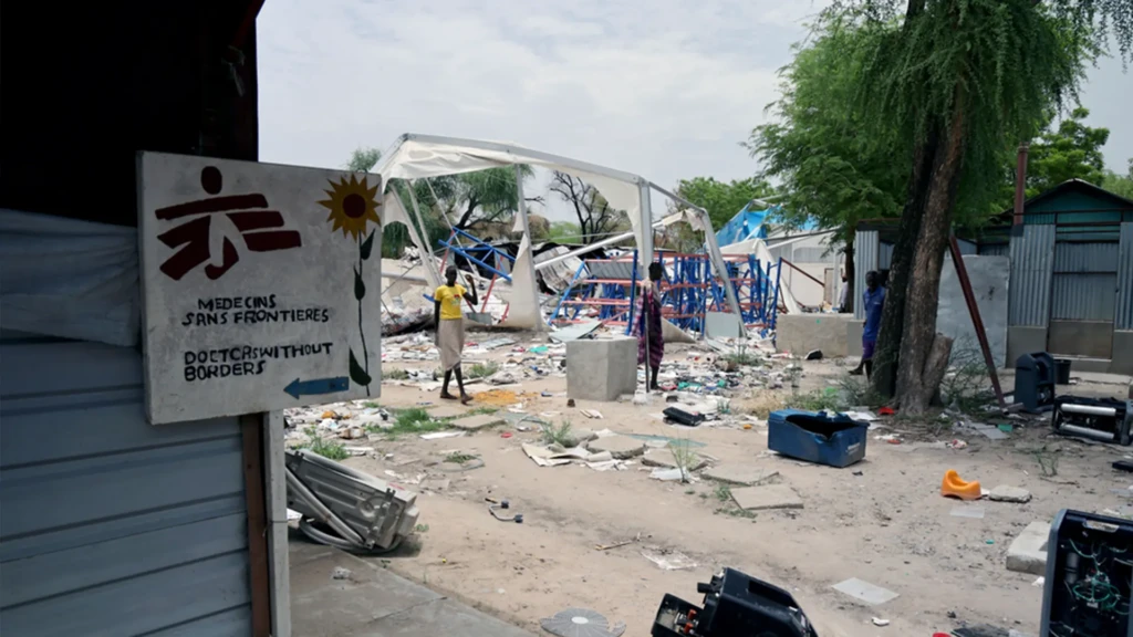 El hospital MSF en Lankien, estado de Jonglei, Sudán del Sur, fue alcanzado en un ataque aéreo por parte del gobierno de las fuerzas sudanesas durante la noche del martes 3 de febrero de 2026. Un miembro del personal de MSF sufrió heridas leves.