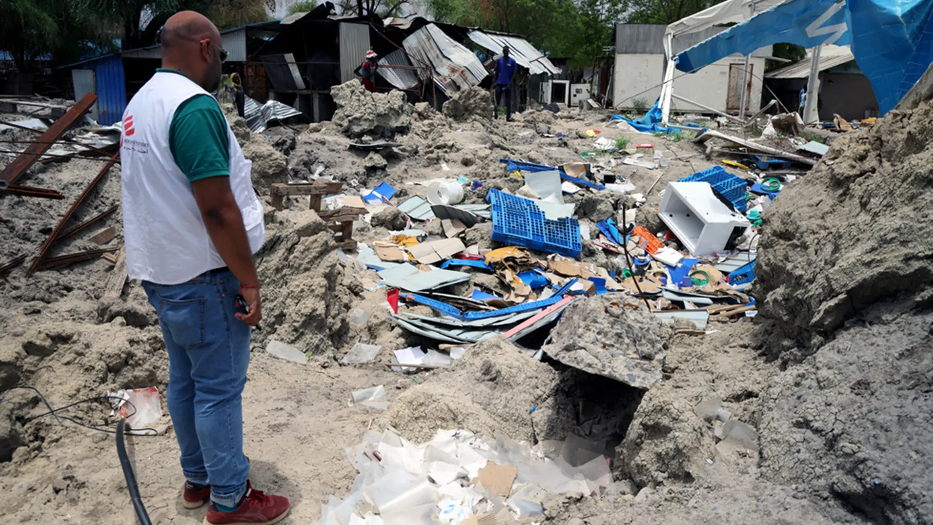 Yashovardhan, jefe de misión de MSF en Sudán del Sur, se encuentra junto a los escombros tras el lanzamiento de una bomba sobre el hospital de MSF en Lankien. Estado de Jonglei, Sudán del Sur, abril de 2026.