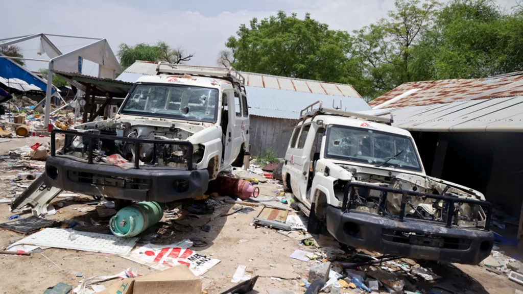 Vehículos de Médicos Sin Fronteras quedaron destruidos y vandalizados tras el bombardeo del hospital de MSF en Lankien. Estado de Jonglei, Sudán del Sur, abril de 2026.