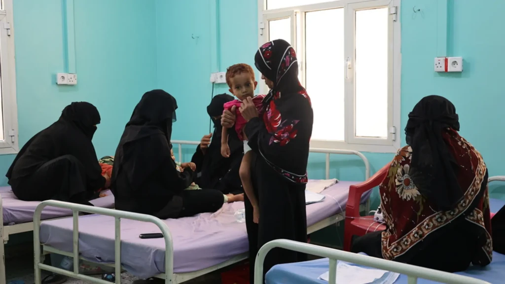 Las madres con sus hijos están acostadas y recibiendo tratamiento para sus hijos en la sala pediátrica del Hospital General Abs, apoyado por MSF.