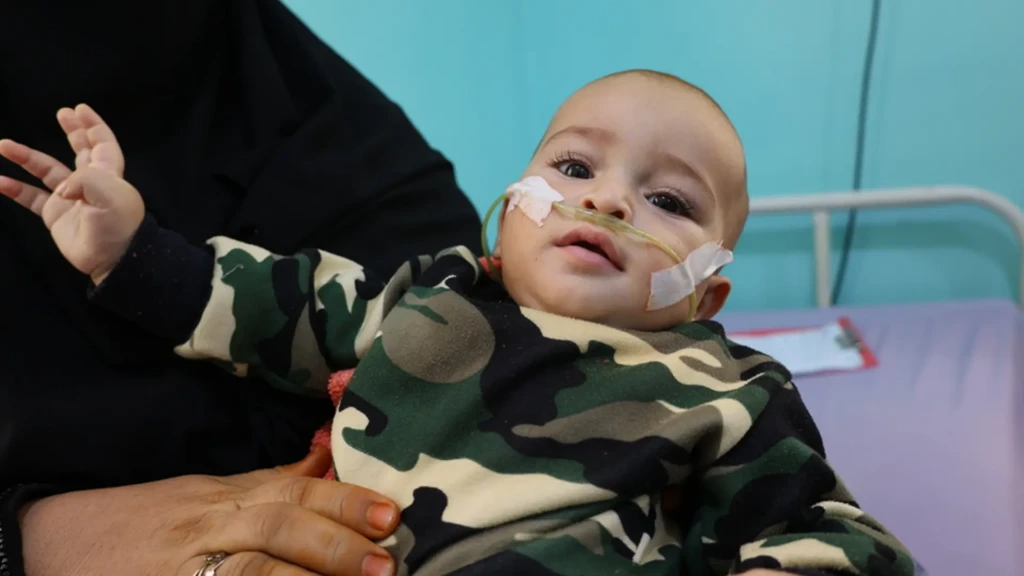 Mohammed, un niño de 8 meses, fue ingresado en la sala pediátrica para recibir tratamiento apoyado por MSF en el hospital Abs.