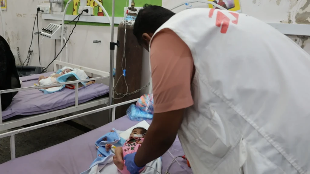 Ali Jarbain, supervisor de ITFC de MSF, hace un seguimiento de las condiciones médicas de un niño tras su ingreso hace días. Yemen, 2026. © Majdi Al Adani/MSF