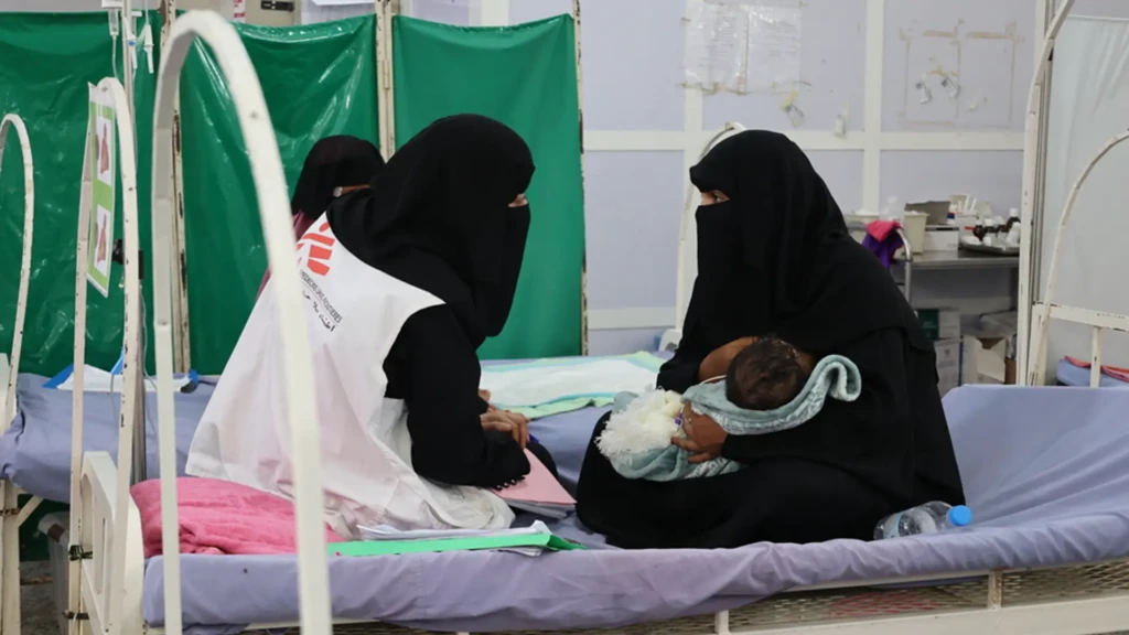 Yasmine Al Shara'abi, trabajadora social de MSF, recibe comentarios de uno de nuestros pacientes en el ITFC apoyado por MSF en el Hospital General de Abs.