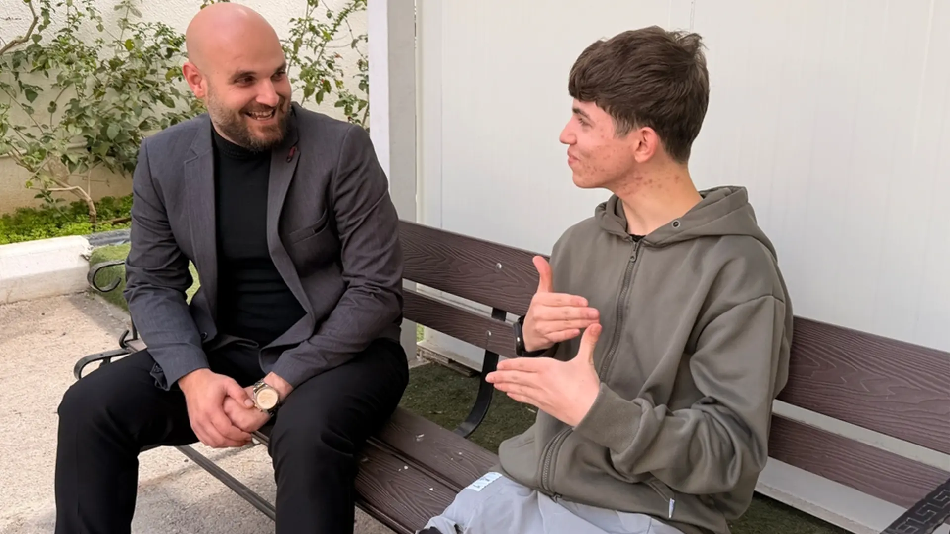 Tras el taller matutino, Mahmoud se sienta con Emran Alawar, responsable de formación de pacientes en el hospital de MSF en Amán, Jordania. Juntos repasan el progreso, analizan los retos y reflexionan sobre las habilidades practicadas durante la sesión.