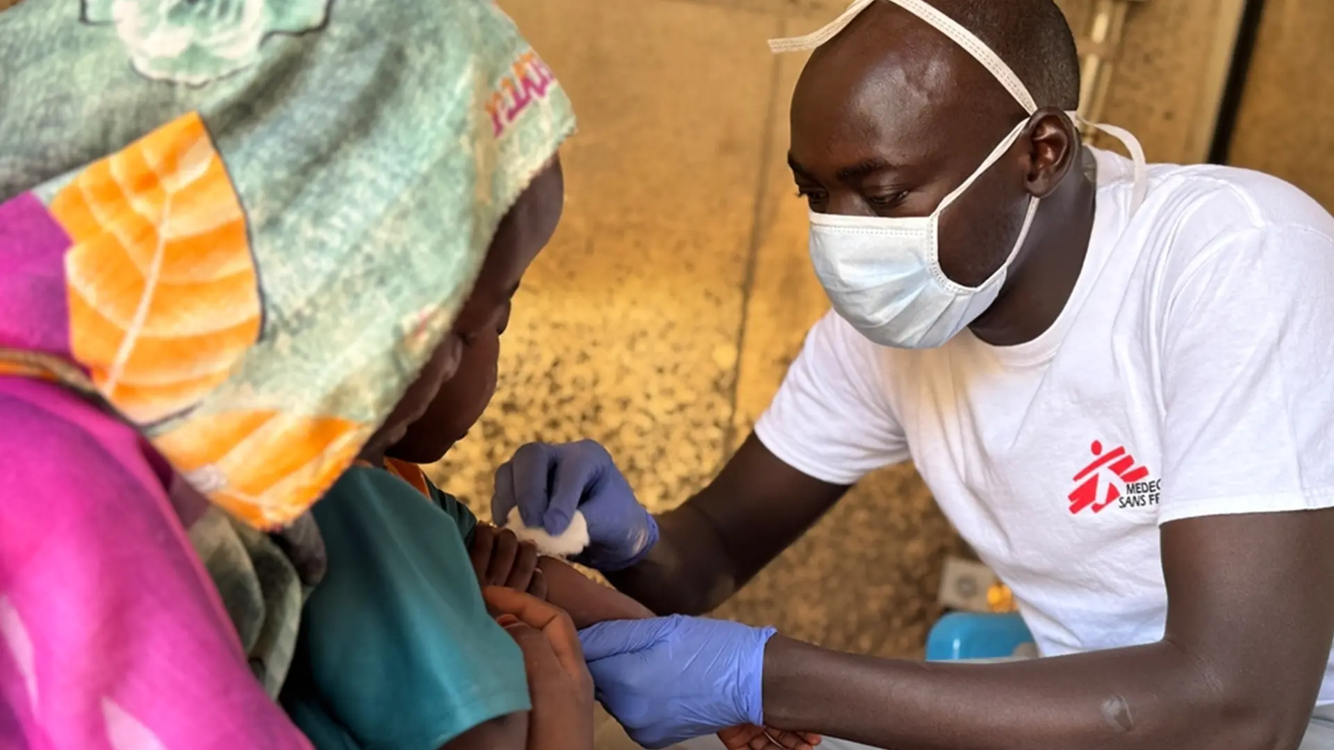 Salah Aldeen - enfermero de MSF – coloca una vía intravenosa a Marwa, 3 años. Marwa fue ingresada el día anterior, ya que presentaba síntomas comunes de sarampión.