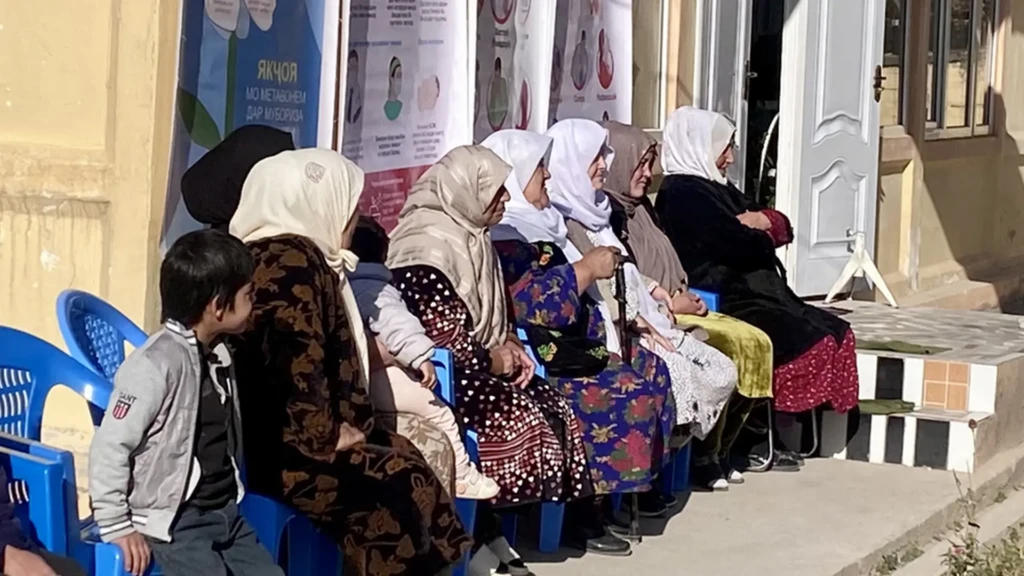 Los equipos multidisciplinarios de MSF —enfermeros, promotores de salud y trabajadores comunitarios— llevan las pruebas de detección de tuberculosis directamente a las comunidades mediante máquinas de rayos X portátiles. Personas esperando fuera de un centro temporal de detección de tuberculosis para hacerse una radiografía de tórax.