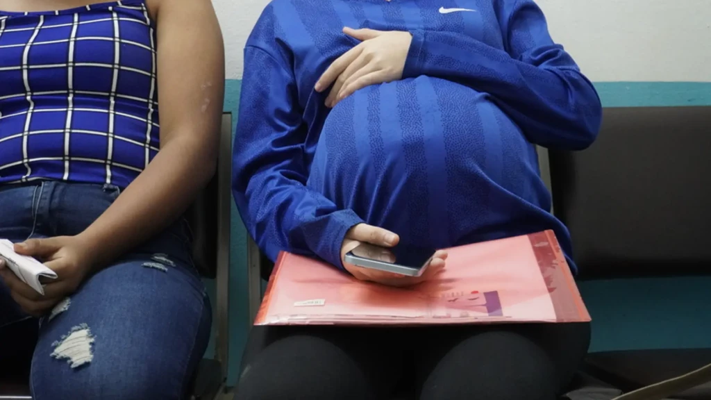 Una adolescente, embarazada de siete meses, espera en la clínica de adolescentes donde trabaja MSF para hacer seguimiento de su atención prenatal.