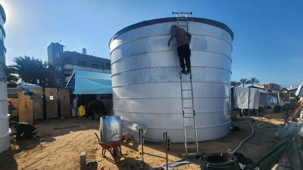 Un tanque de agua de fabricación local con capacidad para unos 150.000 litros de agua potable. Gaza, Palestina, diciembre de 2025.
© Craig Kenzie/MSF