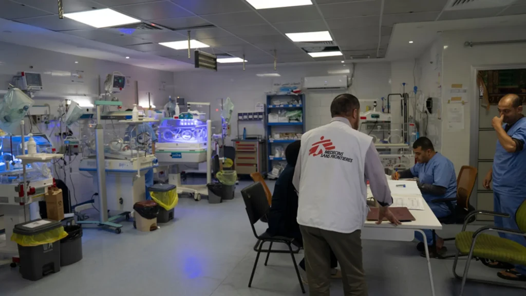 Un miembro del personal de MSF revisa los historiales médicos en la unidad de cuidados intensivos neonatales del hospital Al-Helou en la ciudad de Gaza. Gaza, Palestina, abril de 2026.