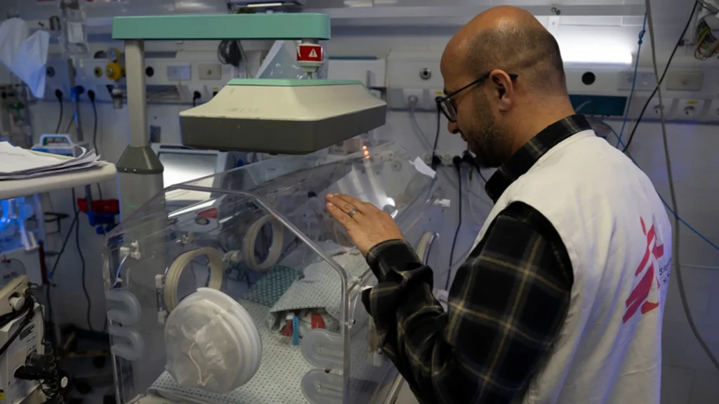 Mohammed Shehada, jefe de enfermería del hospital Al-Helou en la ciudad de Gaza, revisa a un recién nacido con bajo peso que se encuentra en una incubadora. Palestina, abril de 2026. © Nour Alsaqqa/MSF