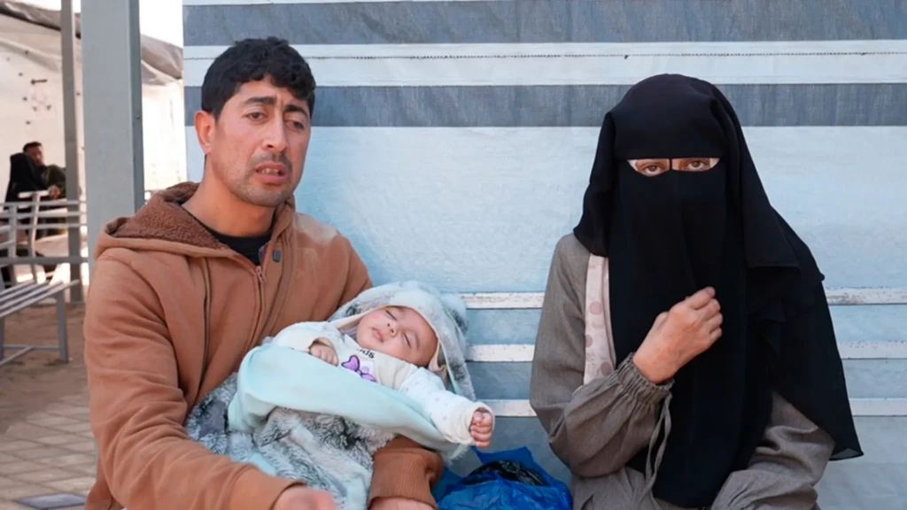 Samar Abu Mustafa, paciente MSF, junto a su familia.