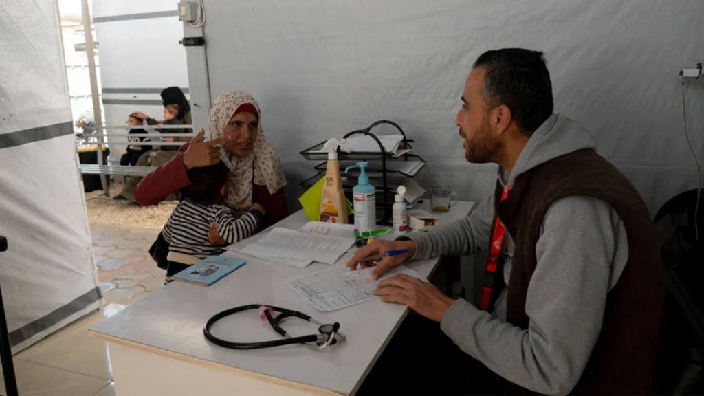 Un paciente es examinado en el centro ambulatorio de alimentación terapéutica de MSF, ubicado en el centro de atención primaria de salud Al-Attar en Khan Younis, Gaza. El niño no presentaba desnutrición.