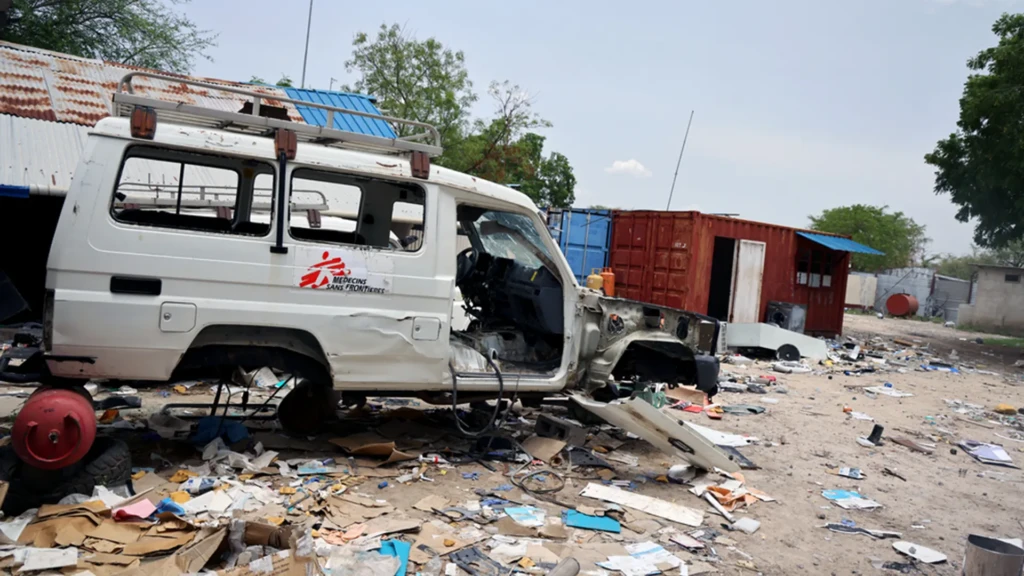 Un vehículo de MSF destruido frente a los restos de nuestro hospital en Lankien, estado de Jonglei. Un ataque aéreo de las fuerzas gubernamentales de Sudán del Sur impactó el vehículo y el hospital, destruyendo el almacén principal del mismo. Sudán del Sur, abril de 2026.