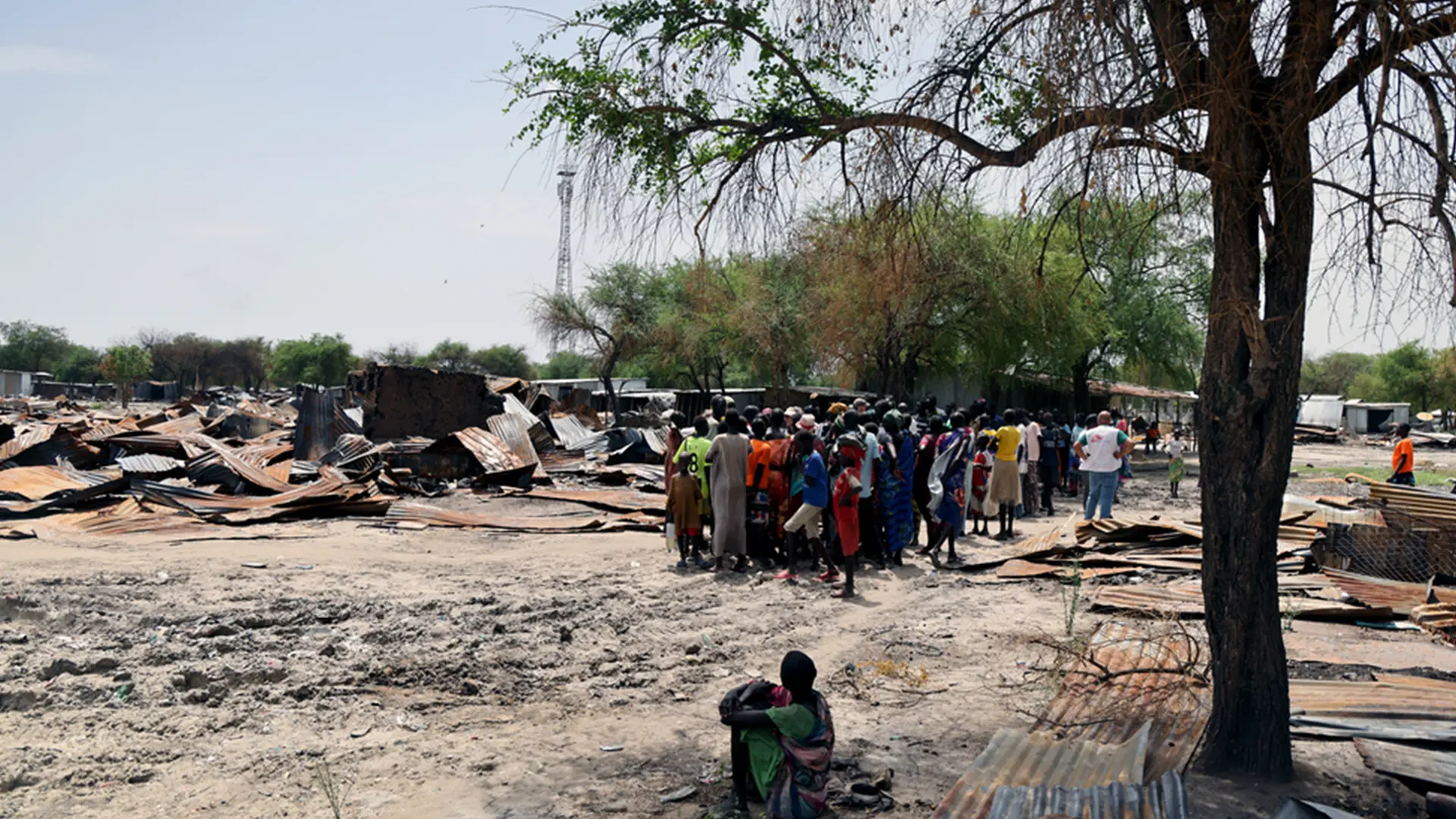 Varias personas se congregan junto a los escombros de un mercado en Lankien, estado de Jonglei. Las fuerzas del gobierno de Sudán del Sur bombardearon el mercado con un ataque aéreo el 4 de febrero de 2026. Sudán del Sur, abril de 2026.