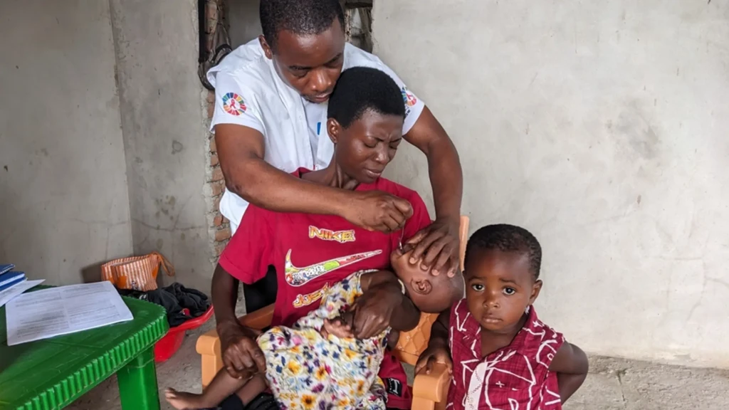 Noella, madre de Yone Clarisse (de 1 año), llegó al centro de tratamiento MSF iIntegrated Community Case Management (ICCM) para tratar la malaria en Kalinga Nord, Fizi, Kivu Sur, RDC.