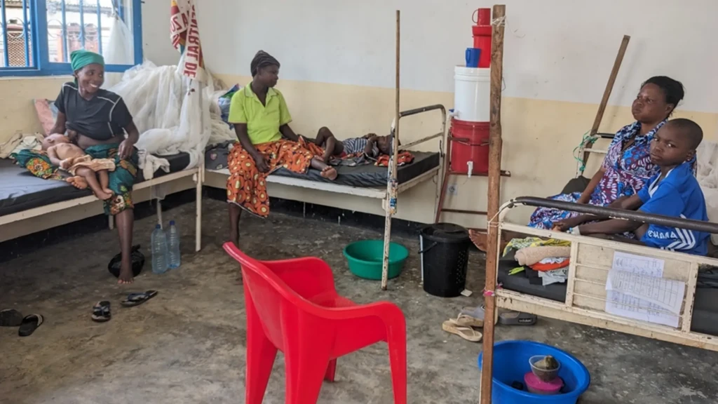 Los pacientes reciben tratamiento médico en el centro de atención médica apoyado por MSF en Baraka, Fizi, Kivu Sur, RDC.