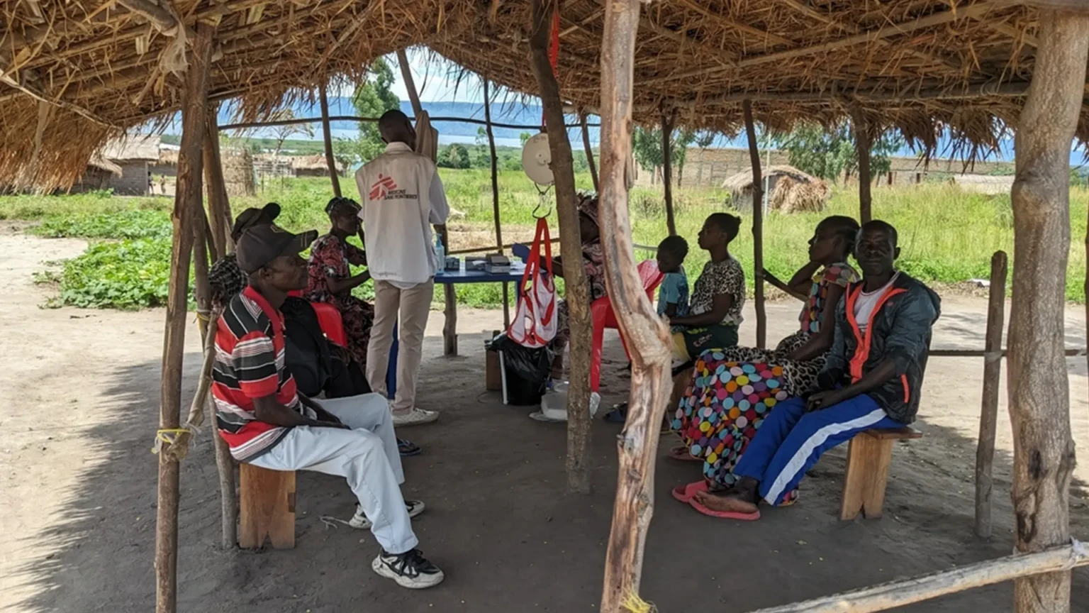 Los equipos de MSF realizan revisiones médicas en el Centro Comunitario de Salud del campo de personas internamente desplazadas de Kimanga, Fizi, Kivu Sur, RDC.