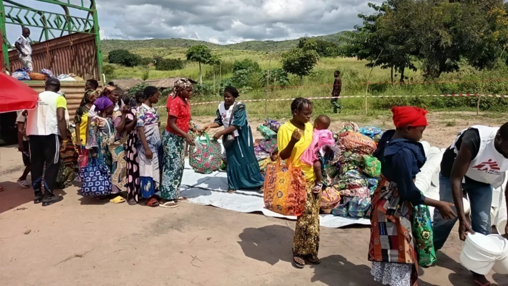 Los equipos de MSF distribuyen productos no alimentarios (NFI) a las personas desplazadas en el campamento de desplazados internos (IDP) de Kimanga, situado a 5 km del centro de Baraka, en el Territorio de Fizi, provincia de Kivu del Sur, RDC.