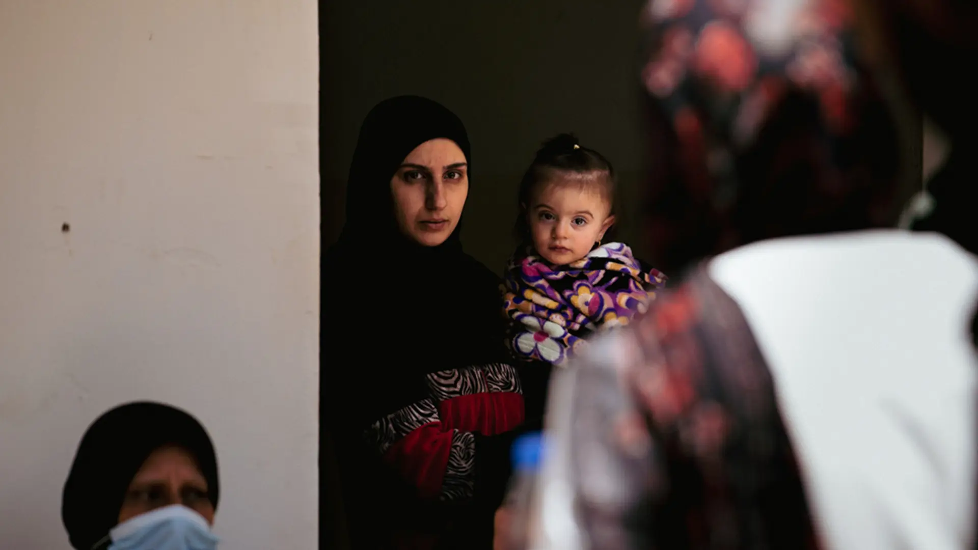 Las familias han regresado a Jebshit, bajo el frágil alto al fuego temporal, donde una unidad médica móvil de MSF brinda atención general, apoyo de salud mental y medicamentos esenciales. Líbano, abril de 2026. © Salam Kabboul/MSF