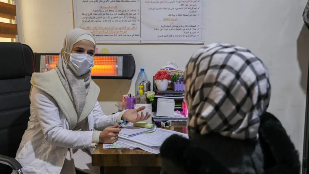 Una educadora en salud realiza una sesión individual con un paciente en el Centro de Atención Primaria de Salud Darat Izza, Siria.